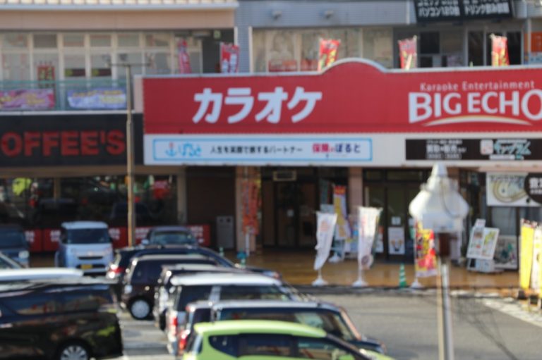 パルティ・フジ衣山の大型駐車場と店舗外観